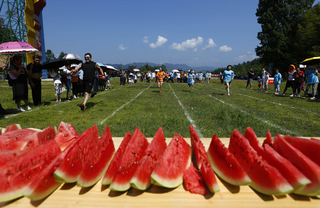 安徽黃山:趣味西瓜節 歡樂度盛夏
