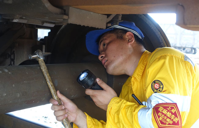62.5°C !烈日下堅守的“鐵路貨車醫生”