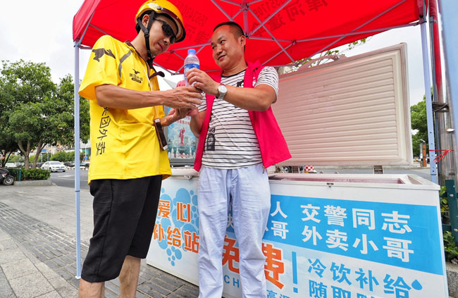 39℃高溫下的愛心補給站