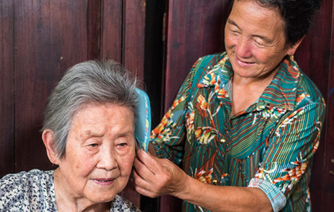 孝老愛親數十載 用愛撐起一片天