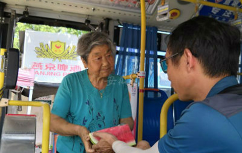 宣城八旬老人大热天坚持每天给公交司机送西瓜