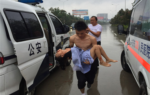 危急中,警服為她擋風遮雨