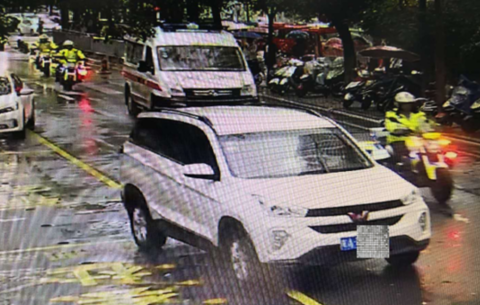 暴雨中救護車被堵 交警“鐵騎”開道15分鐘安全送達