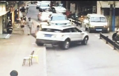 大意! 女子操作不當 被自己車軋倒