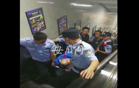 合肥:男子地鐵站內摔昏 輔警及時伸援手
