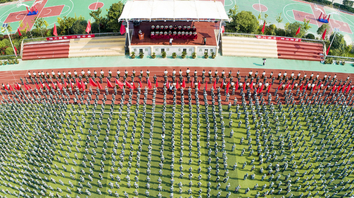 航拍:茵場逐夢迷彩藍 青春履歷新篇章