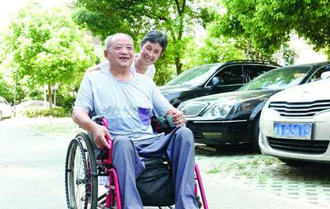 “從沒想過離開他”:妻子32年悉心照料 癱瘓丈夫能坐起