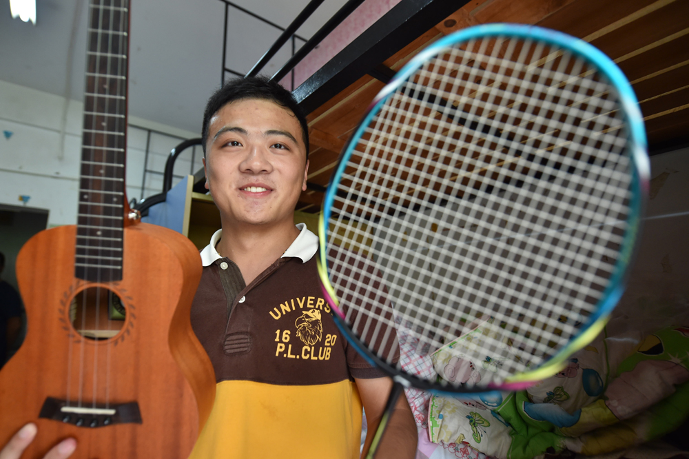 &ldquo;00後&rdquo;的開學行囊：親情如山 青春似火