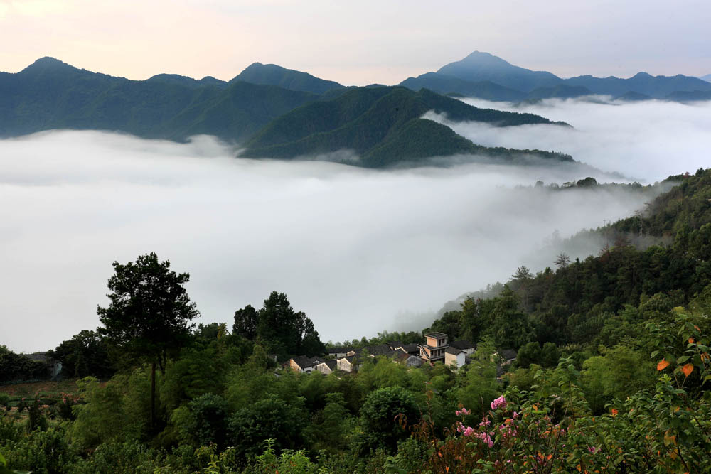 逶迤群峰沐雨晴 雲海深處有人家