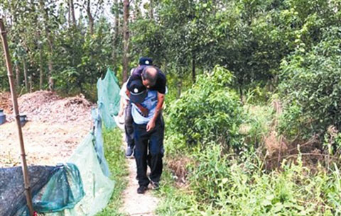 老人景區突發腦梗民警及時救助送醫