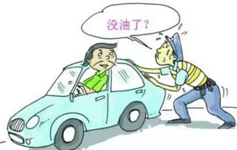 老人自駕車拋錨被困 民警伸援手排憂
