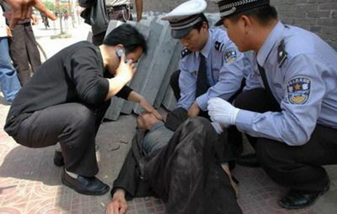 七旬老人發病翻車 巡警及時救助脫險