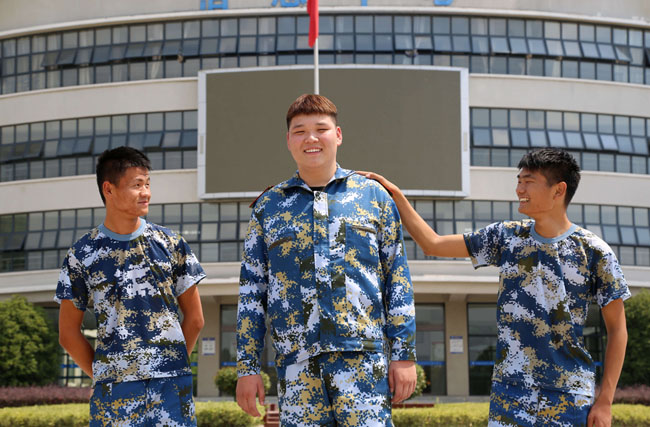 “大塊頭”新生軍訓記