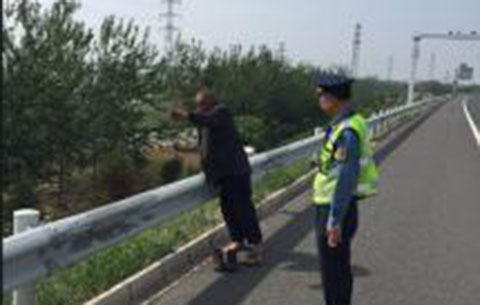 迷路老人錯把高速當馬路 警方救援發現恰是正在找的人