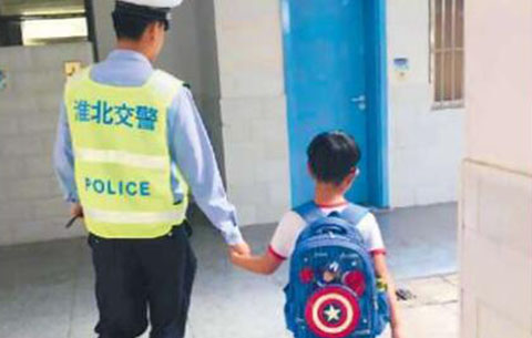 萌娃開學鬧“烏龍”熱心交警送錯校