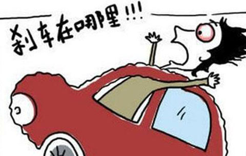 打個噴嚏 車撞上路燈又自燃 車輛失控應怎麼做?