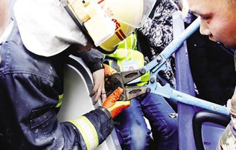 小孩手指被卡 消防幫忙脫險