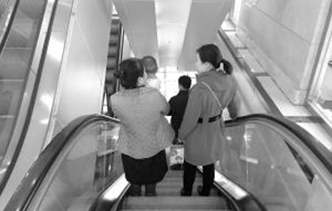 抱嬰兒乘扶梯 摔倒前被扶起