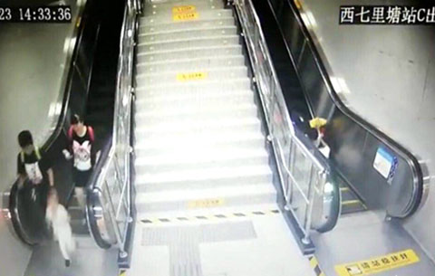 地铁站扶梯上两位老人摔倒 执勤辅警紧急按停电梯救援