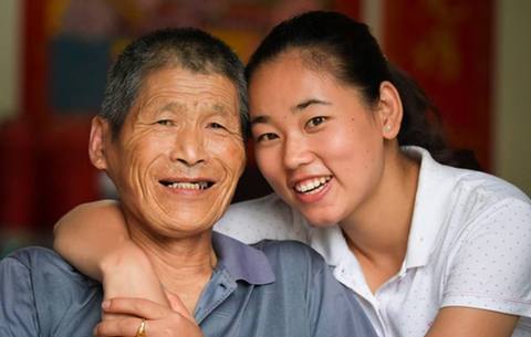 美女儿 :甘愿照顾养父生前好友 努力挣钱还债-