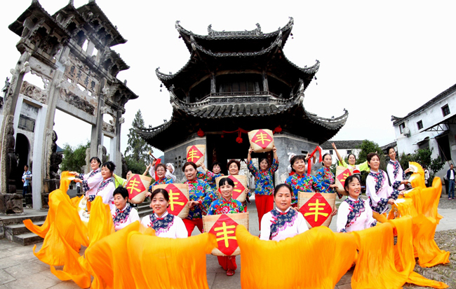 歡歌笑語迎國慶 古鎮豐收氣象新