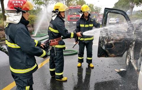 送奶面包車起火 民警消防聯手除險