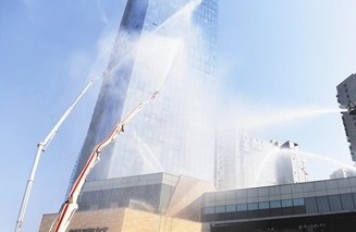 一商場突發“火災” 數百名員工“被困”