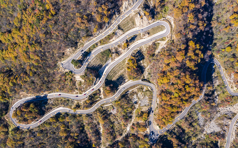 萬山紅遍大別山 扶貧通道秋色美