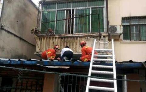 合肥一女子不慎从五楼摔下 消防队员架梯救人