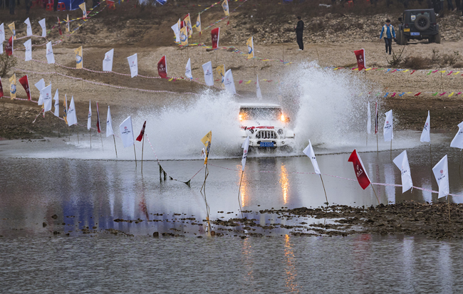 越野運動進老區 鐵馬馳騁大別山