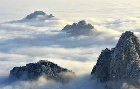 當雲海遇見雪景 黃山呈現“雙重奇觀”