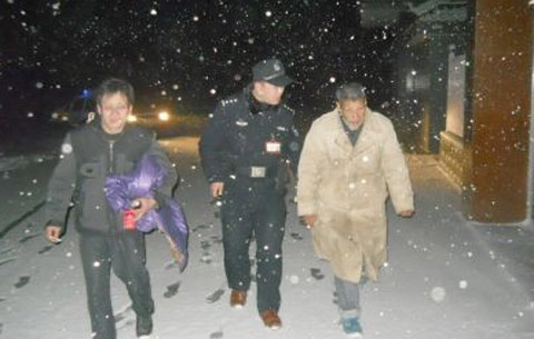 “藏青藍”雪夜溫暖迷途老人