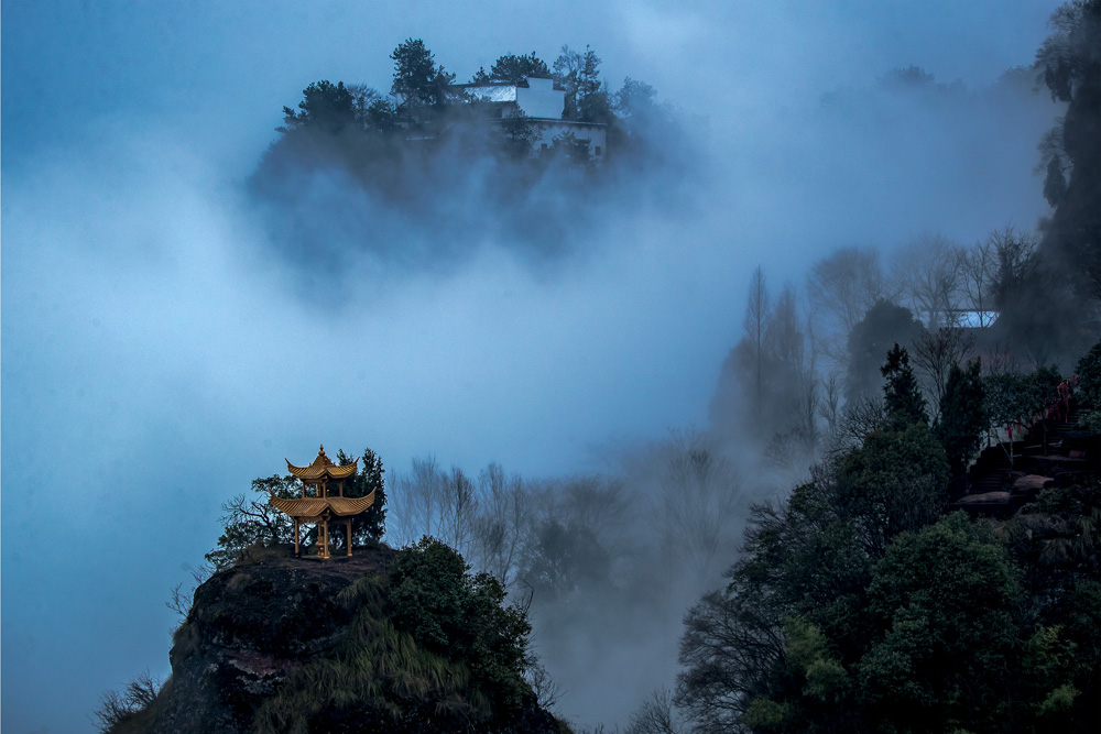 遙看白岳與雲齊 近聽松濤上樓臺
