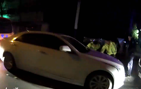 醉酒駕駛昏睡路邊 合肥交警依法嚴處