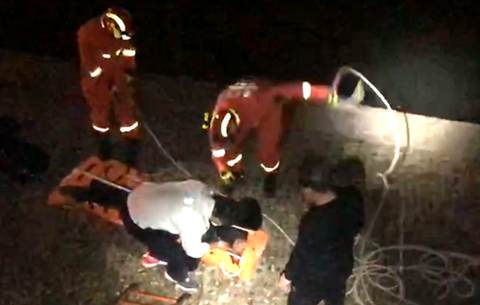老人坠下4米高河堤 合肥消防接力成功搭救