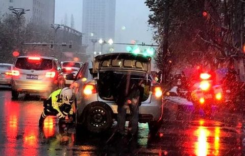 暖心!合肥交警大雪中幫助車主更換備用輪胎