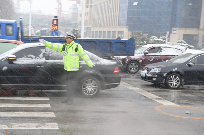 巢湖交警打響雪天保障道路交通安全保衛戰