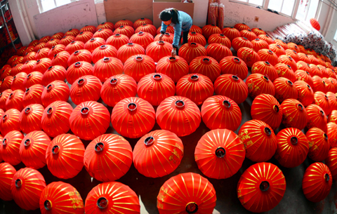 安徽合肥:趕制燈籠迎春節