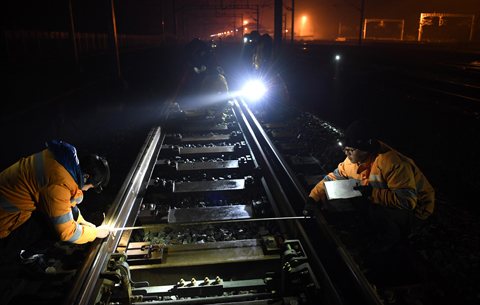 寒夜裏的高鐵守護者