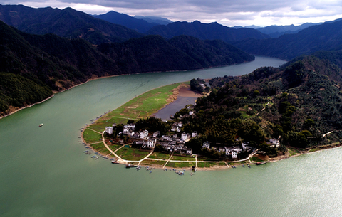 航拍:一江清水出新安