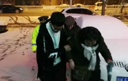 風雪無情 事故滯留 路政護送祖孫三人到賓館