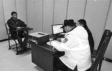 救護車被堵 家屬跪求佔道車讓路