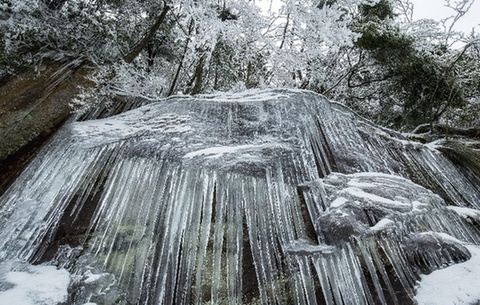 好美!邂逅大別山冰瀑奇觀