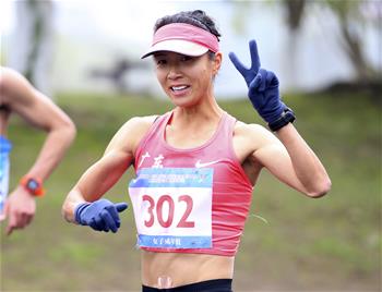田径——刘虹打破50公里竞走世界纪录