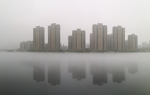 雨後梅山霧朦朧 半山半水掩新城