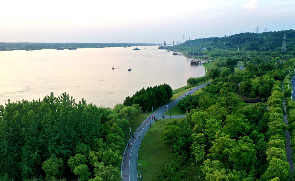 航拍:水清岸綠景如畫