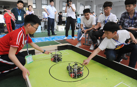 安徽阜陽：比拼機器人 少年顯身手