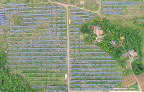 航拍:荒坡“種太陽” 照亮脫貧路