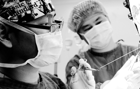 揭秘顯微外科醫生：心比女人細 手比繡娘巧