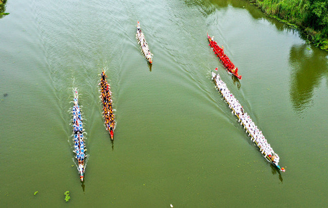 航拍:“六月六”賽龍舟 水鄉祈福迎豐年